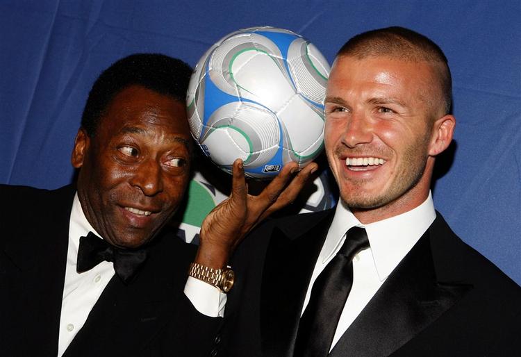David Beckham har haft et par gode dage. I går poserede han foran fotograferne sammen med legendariske Pele ved galafest i den amerikanske fodboldorganisation. Og i dag er han så blevet udtaget til Englands bruttotrup til kampen mod Frankrig. 