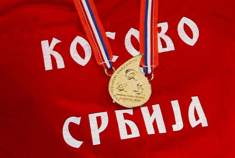 'Kosovo er serbisk' står der bag guldmedaljen. 