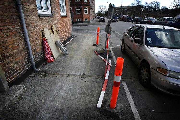 Det var lige her, ved Lergravsvej og Polensgade på Amager, at tre unge mænd overfaldt og dræbte en 16-årig dreng i går eftermiddag. 
