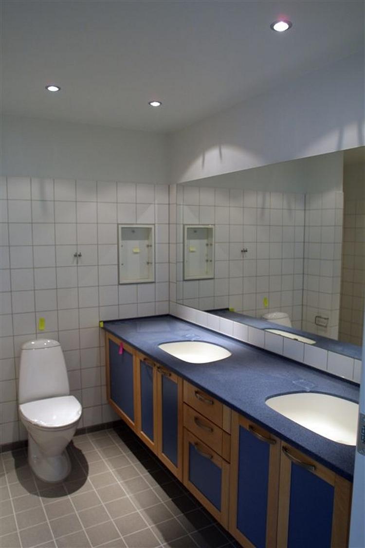 Kæresten til den kvinde, der sad på et toilet i to år, er nu blevet tiltalt for mishandling. Modelfoto: 