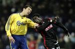 Brøndbys Martin Ericsson i kamp med FC Midtjyllands Adigun Taofeek Salami. 
