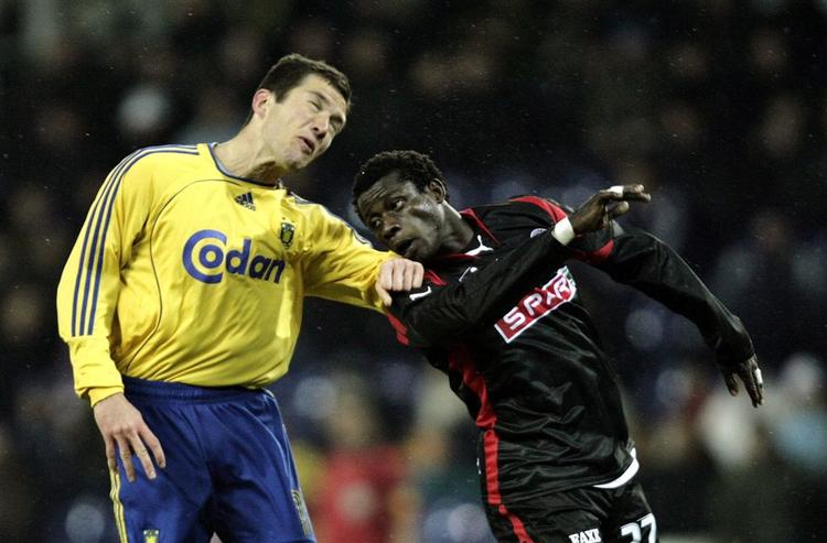 Brøndbys Martin Ericsson i kamp med FC Midtjyllands Adigun Taofeek Salami. 