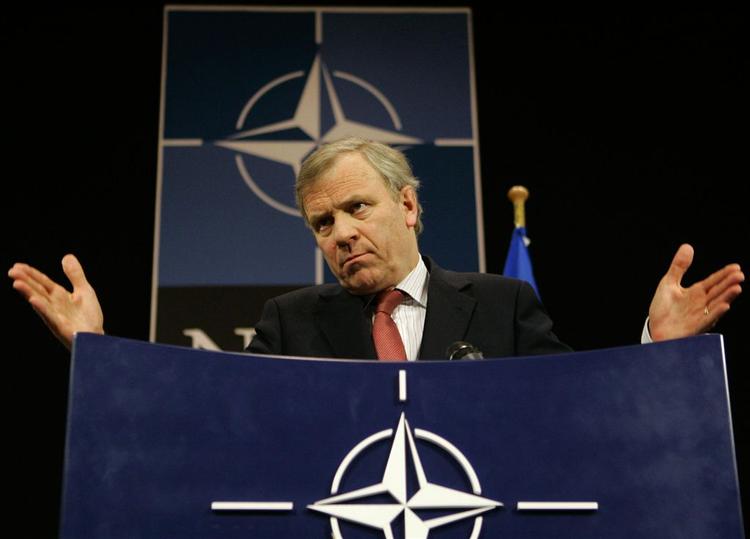 Canada og ni østeuropæiske lande opfordrer NATO's generalsekretær, Jaap de Hoop Scheffer, til at invitere Ukraine og Georgien inden for i forsvarssamarbejdet. 