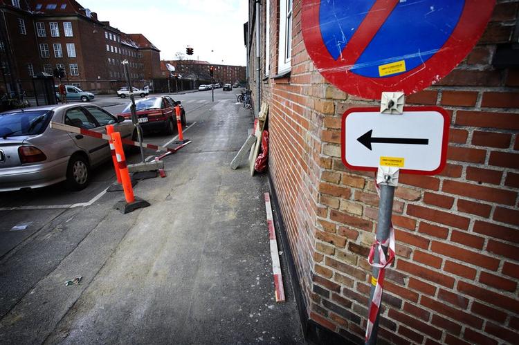 Det var her, mellem Lergravsvej og Polensvej på Amager, at et 16-årigt avisbud onsdag blev overfaldet og dødeligt såret af tre danske teenagere. 