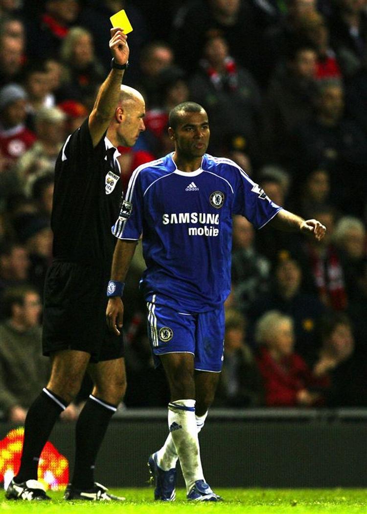 Ashley Cole vendte i onsdags ryggen til dommer Reily. Som billedet viser, så gjorde Cole det samme i et opgør mod Manchester United i 2006. 