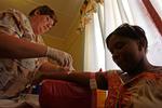 Sydafrikanske kvinder under 25 år har fem gange større risiko for at blive smittet med hiv end jævnaldrene mænd. Ny Amnesty-rapport viser, at hiv-ramte kvinder er ofre for voldsom diskrimination  i Sydafrika. Her får en sydafrikansk kvinde taget en blodprøve. 