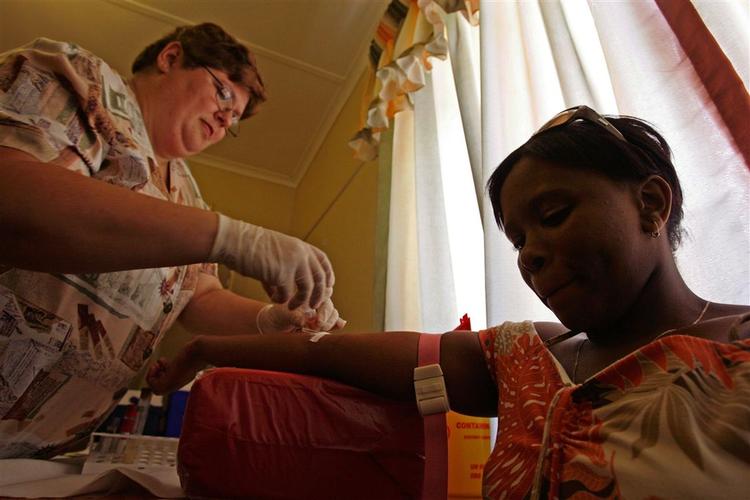 Sydafrikanske kvinder under 25 år har fem gange større risiko for at blive smittet med hiv end jævnaldrene mænd. Ny Amnesty-rapport viser, at hiv-ramte kvinder er ofre for voldsom diskrimination  i Sydafrika. Her får en sydafrikansk kvinde taget en blodprøve. 