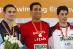 Milorad Cavic (i midten) bar t-shirten 'Kosovo er serbisk', under medaljeceremonien. 