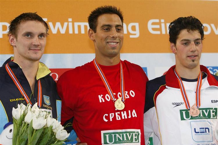 Milorad Cavic (i midten) bar t-shirten 'Kosovo er serbisk', under medaljeceremonien. 