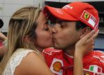 Ferraris brasilianske kører Felipe Massa kysser konen Anna Rafaela efter at have vundet forreste startplads i søndagens Formel 1-løb i Malaysia. 