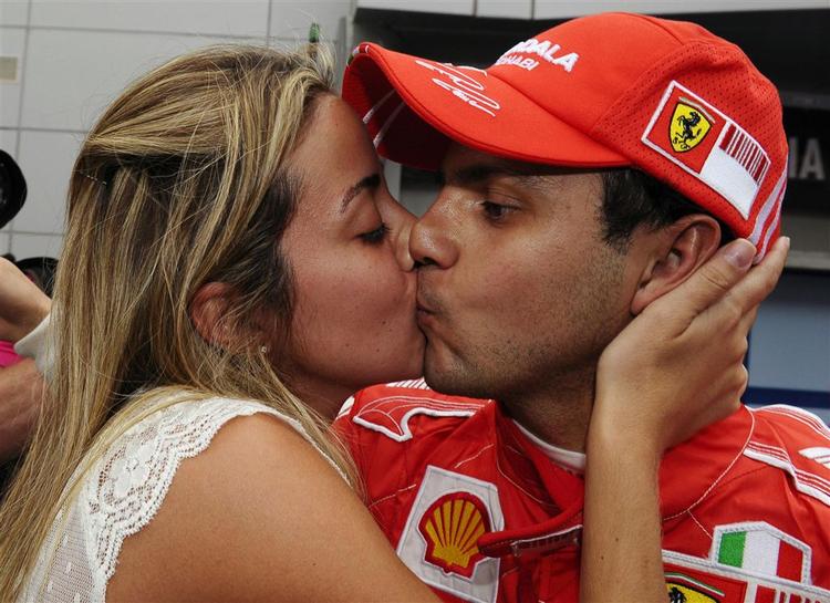 Ferraris brasilianske kører Felipe Massa kysser konen Anna Rafaela efter at have vundet forreste startplads i søndagens Formel 1-løb i Malaysia. 