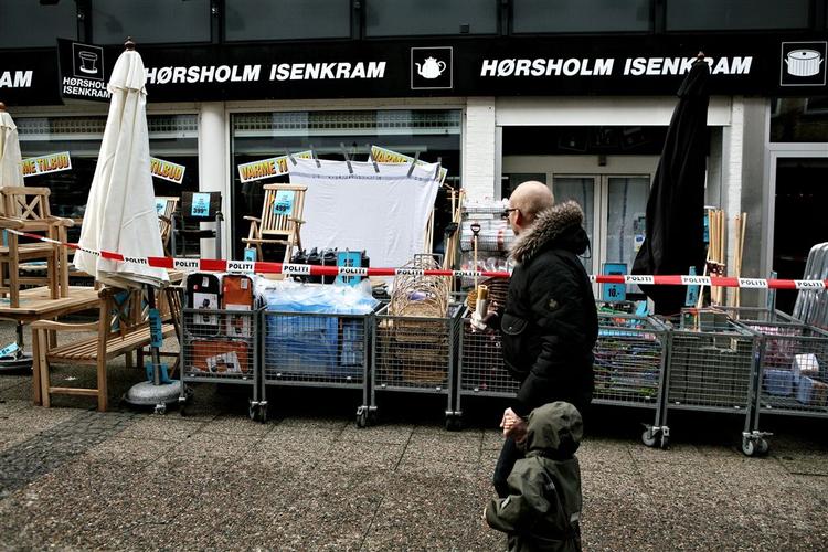 Butikken i Hørsholm blev skærmet helt af, mens politiet var i gang med de tekniske undersøgelser. 