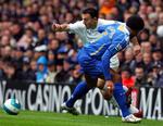 Tottenham Hotspurs Steed Malbranque (tv) glider forbi Portsmouths Glen Johnson. 