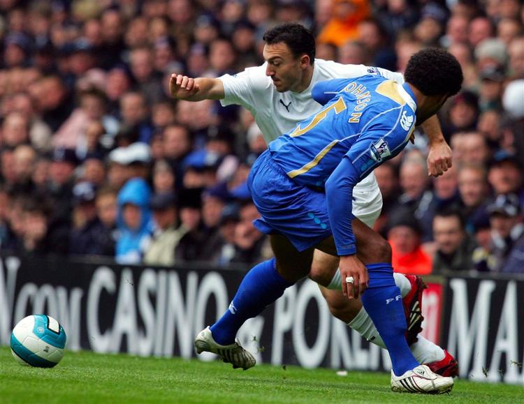 Tottenham Hotspurs Steed Malbranque (tv) glider forbi Portsmouths Glen Johnson. 