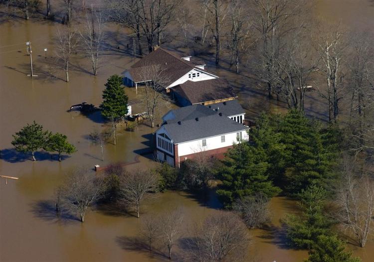 Her er det huse i delstaten Missouri, der står under vand. Bush har kaldt den seneste uges oversvømmelser en større katastrofe og lovet statslig nødhjælpsstøtte til området. 
