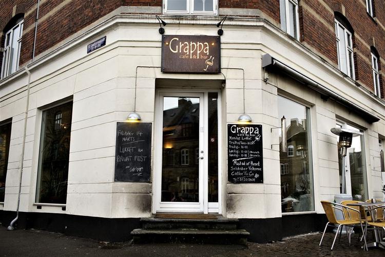 Café Grappa, der serverer en fremragende chili, er en lavloftet hjørnecafé med to rum med udsigt og et mindre baglokale. 