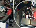 Roligt læner manden sig frem og tager en ordentlig håndfuld pengesedler fra kasseapparatet. Ekspedienten i supermarkedet er i dyb trance. Overvågningsfoto: Italiensk politi. 