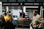 Politiet afspærrede Hørsholm Isenkram efter dobbeltdrabet. 