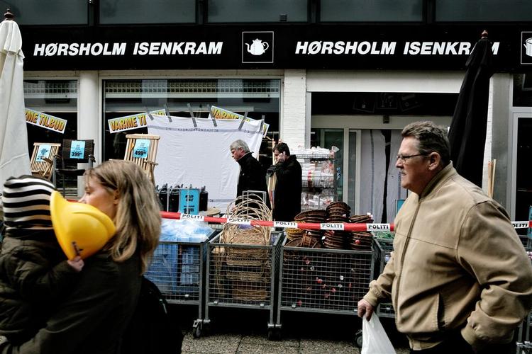 Politiet afspærrede Hørsholm Isenkram efter dobbeltdrabet. 