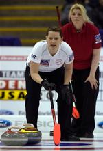 Den danske curling-skipper, Angelina Jensen, kigger over skulderen på den amerikanske skipper i kampen, som Danmark vandt knebent. 