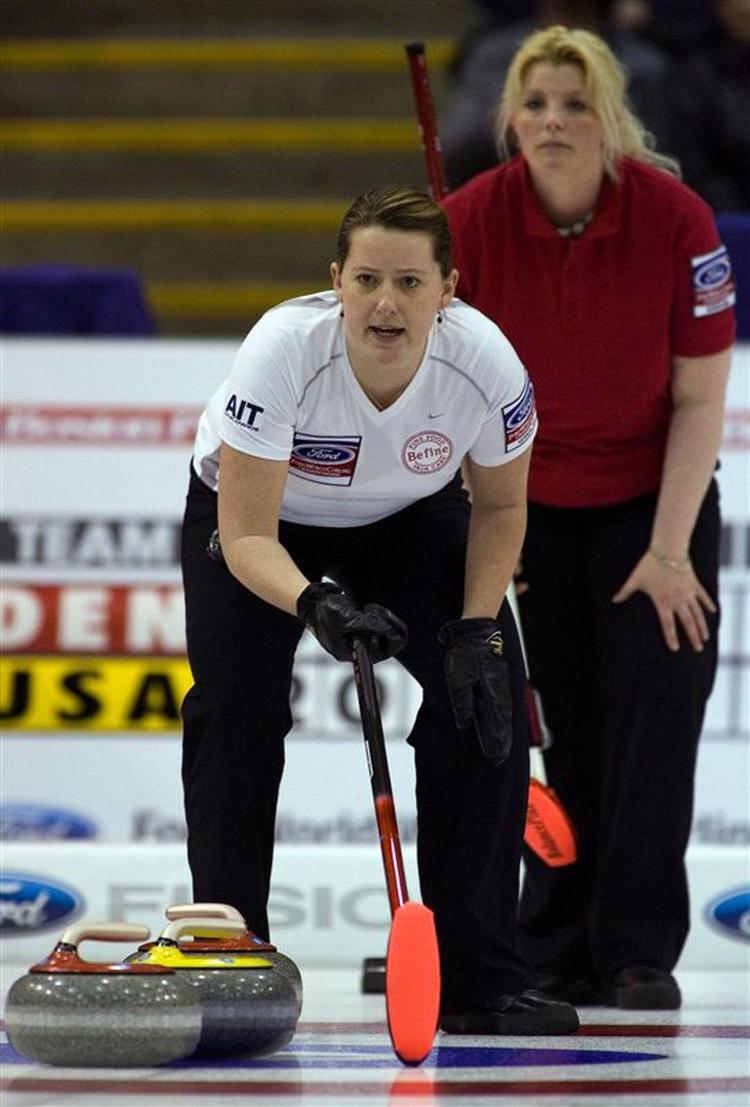 Den danske curling-skipper, Angelina Jensen, kigger over skulderen på den amerikanske skipper i kampen, som Danmark vandt knebent. 