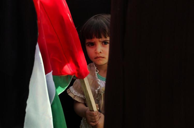 En palæstinensisk pige til en demonstration i Gaza for øget samarbejde mellem Hamas og Fatah. 