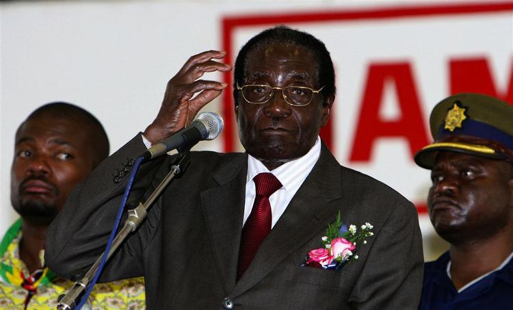 Mugabe holdt tale i en kirke i byen Bulawayo 500 kilometer fra hovedstaden Harare tidligere i dag. 