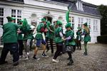 Her er aktivister fra Socialistisk Ungdomsfront (SUF) klædt ud som en Robin Hood-hær, der i oktober dansede foran Venstres hovedkvarter i Søllerød for at tage fra de rige, og give til de fattige. 