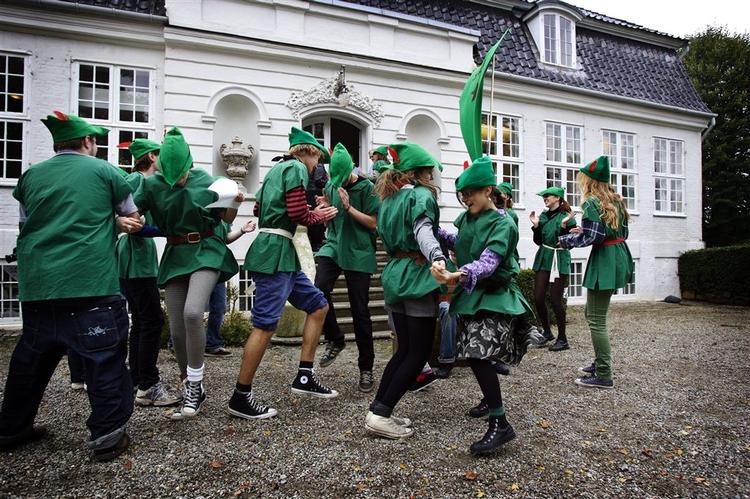 Her er aktivister fra Socialistisk Ungdomsfront (SUF) klædt ud som en Robin Hood-hær, der i oktober dansede foran Venstres hovedkvarter i Søllerød for at tage fra de rige, og give til de fattige. 