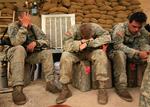 Dødstallet for dræbte amerikanske soldater i Irak har nu rundet 4000. Her ses tre amerikanske soldater, der sidder udmattede efter deres søgen efter forsvundne kammerater. 