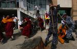 Tibetanere får tæsk af politi i Nepal under en demonstration foran FN's kontor i Kathmandu i dag. 