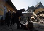 En kinesisk muslim slagter en ko ved en moske i Linxia i Gansu-provinsen. Linxia kaldes 'Lille Mekka i Kina'. Arkivfoto. 