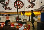 En kvinde stemmer i hovedstaden Thimphu. 