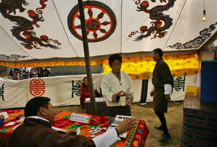 En kvinde stemmer i hovedstaden Thimphu. 