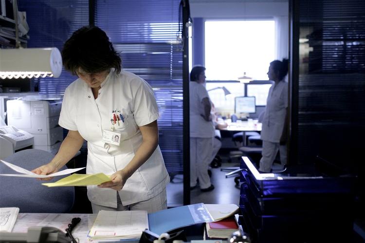Også i Danmark kræver sygeplejerskerne højere løn. Men endnu er der ingen, der har taget initiativ til at true med at sige op. Arkivfoto / Peter Hove Olesen. 