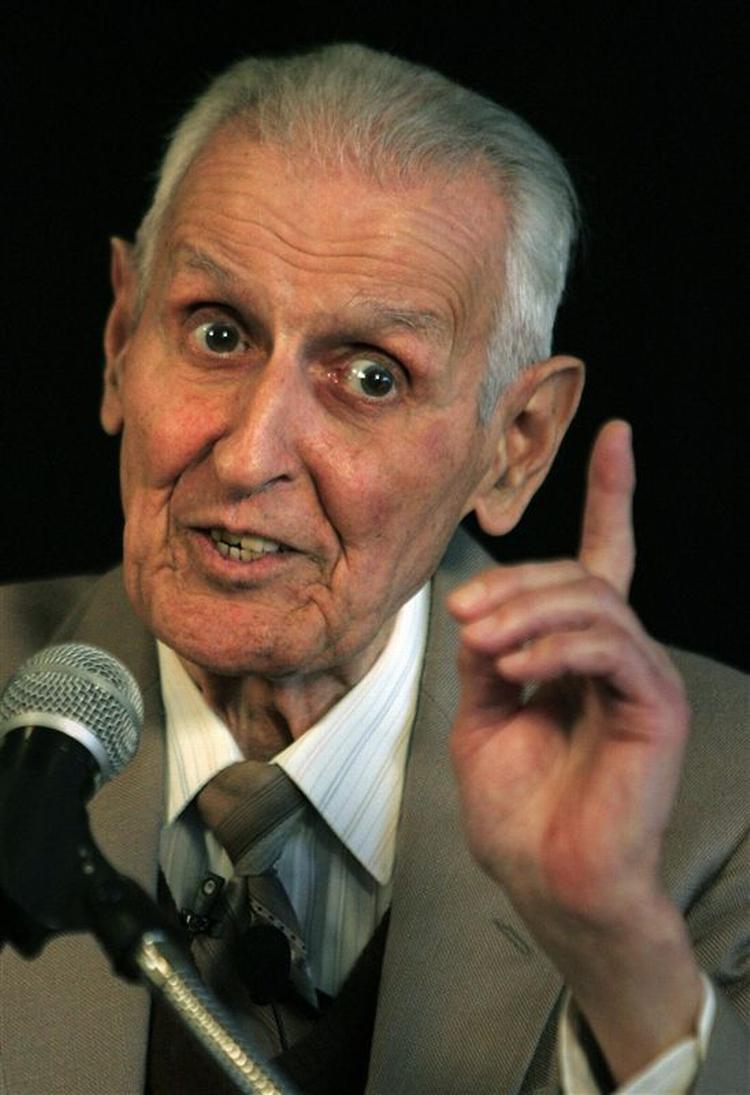 Jack Kevorkian har afsonet en otte år for at yde aktiv dødshjælp til en 52-årig mand, der led af uhelbredelig sklerose. 
