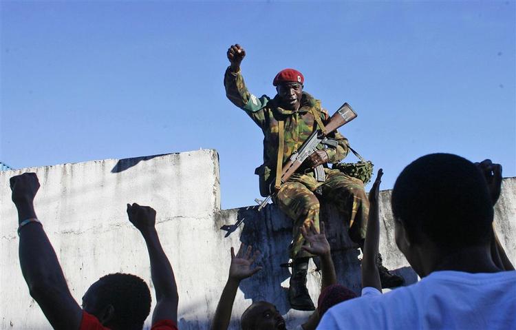 Jubel på Anouan efter invasionen, der har væltet oprørslederen Bacar. 