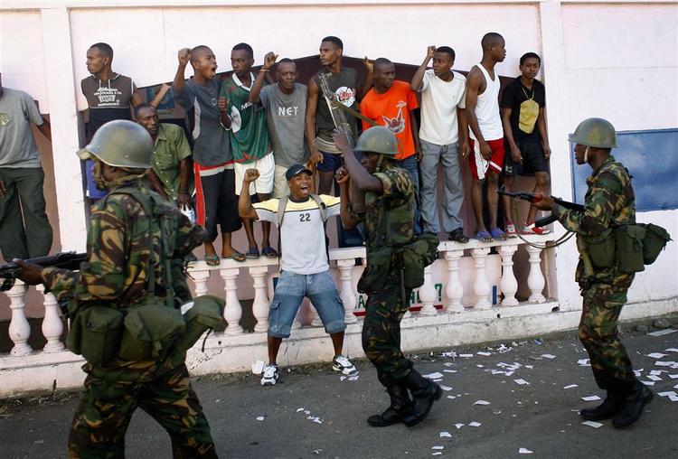 Indbyggere på Anjouan jubler, mens soldater fra Den Afrikanske Union har indtaget gadebilledet. 