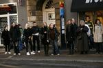 Folk venter - forgæves - på bussen i morgentimerne i København. 