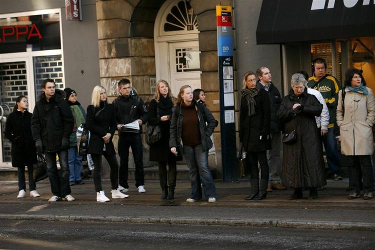 Folk venter - forgæves - på bussen i morgentimerne i København. 