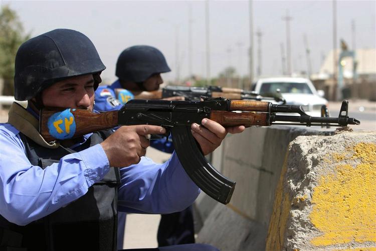 Irakisk politi indtager position under offensiven i Basra. 
