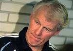Det er ikke min opgave som landstræner at tage ud på de forskellige stadioner og give hånd til Lynge Jakobsen og Don Ø, siger Morten Olsen. 