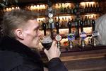 Der kan fortsat drikkes øl på Charlies Bar. 
