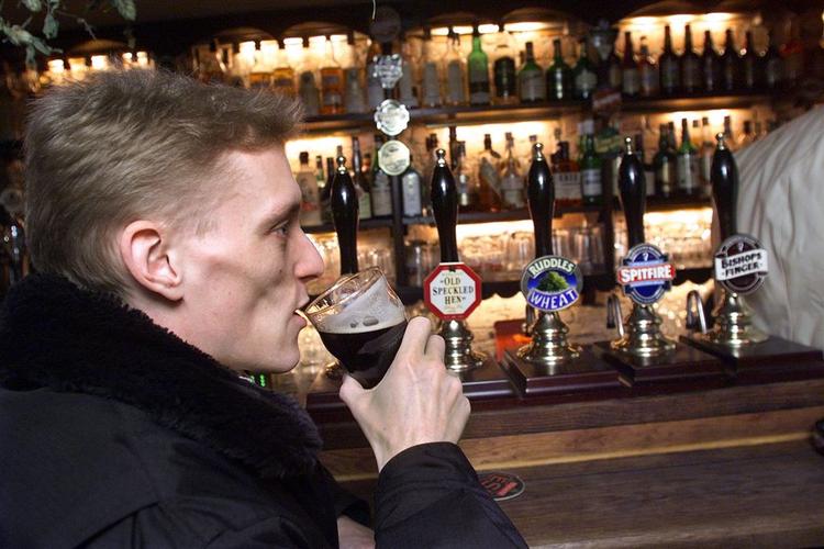 Der kan fortsat drikkes øl på Charlies Bar. 