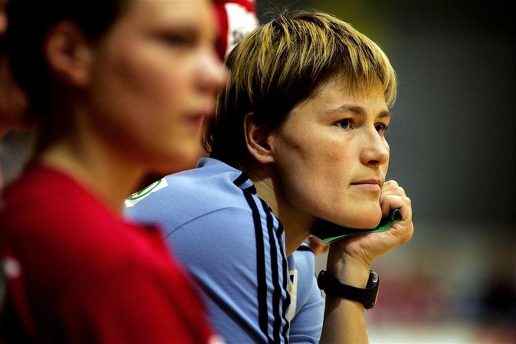 Anja Andersen mener, det er menneskeligt at fejle. Derfor dropper hun sagen mod dommer, der bandede ad en af hendes spillere. 