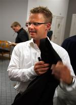 Jeppe Kofod før et møde i Udenrigspolitisk Nævn i 2006. Han bør kunne fortsætte sin karriere, mener hans kredsformand på Bornholm. 