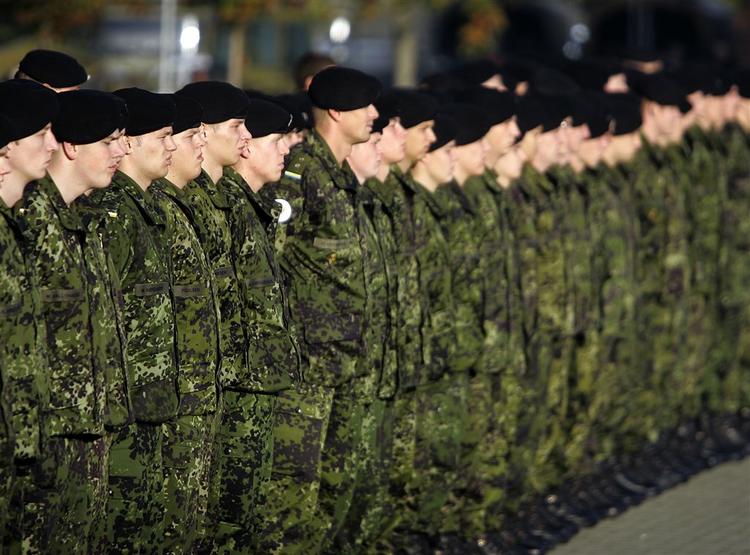 Danske soldater deltager i flere farlige operationer i Afghanistan. Her mindes to døde soldater ved en højtidelighed på Høvelte Kasserne sidste år. 