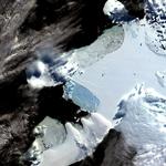 Satellitfoto frigivet af det nationale sne- og isdatacenter på universitetet i  Colorado viser her Wilkins-fjeldet 6. marts, den dag hvor det store isstykke begyndte at knække af. 