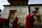 Tibetanske munke forbereder morgenmaden i et kloster i byen Shusong. 