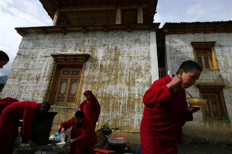 Tibetanske munke forbereder morgenmaden i et kloster i byen Shusong. 